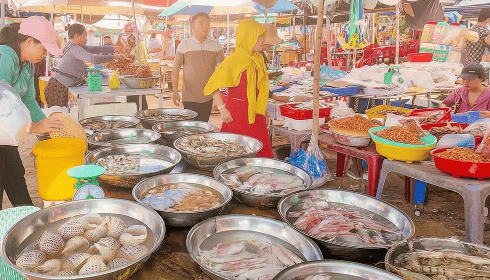 Chợ Hàm Tiến bày bán nhiều loại hải sản với mức giá phải chăng